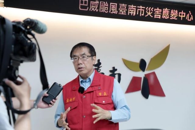 黃偉哲指示市府團隊秉持「料敵從寬、禦敵從嚴」原則。 黃偉哲指示市府團隊秉持「料敵從寬、禦敵從嚴」原則。