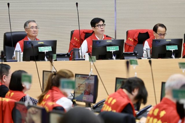 市長陳其邁坐鎮災害應變中心,召開第一次工作會議。 市長陳其邁坐鎮災害應變中心,召開第一次工作會議。