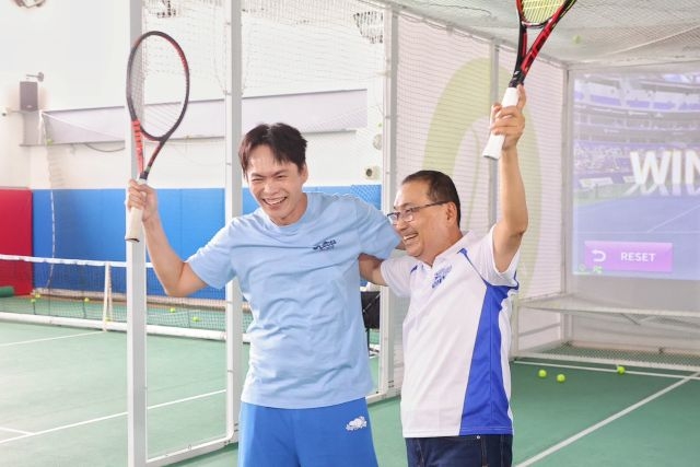 三峽運動中心AI網球讓初學者輕鬆體驗揮拍樂趣。 三峽運動中心AI網球讓初學者輕鬆體驗揮拍樂趣。