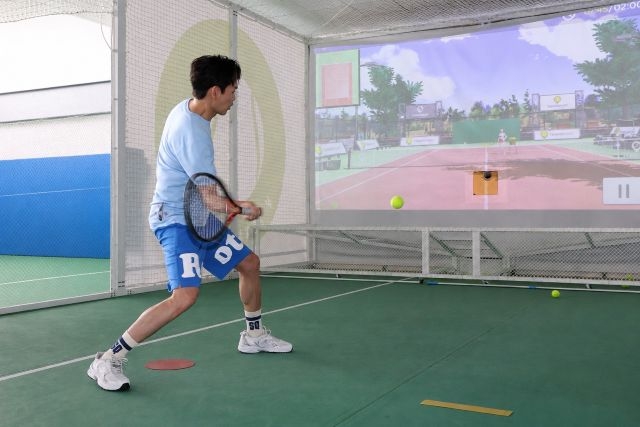 藝人黃鐙輝第一次體驗AI網球就上手。 藝人黃鐙輝第一次體驗AI網球就上手。