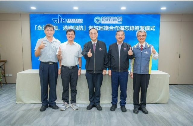 簽署儀式圓滿合照留影(由左至右 海洋國家公園管理處林尚卿處長、內政部國家公園署王成機署長、港務公司周永暉董事長、港務公司王錦榮總經理、港勤公司陳榮聰董事長)。 簽署儀式圓滿合照留影(由左至右 海洋國家公園管理處林尚卿處長、內政部國家公園署王成機署長、港務公司周永暉董事長、港務公司王錦榮總經理、港勤公司陳榮聰董事長)。