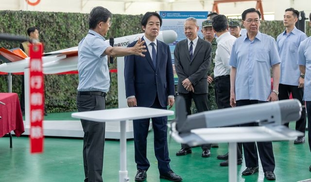 總統聽取反輻射無人攻擊系統及中科院各型無人機等介紹。 總統聽取反輻射無人攻擊系統及中科院各型無人機等介紹。