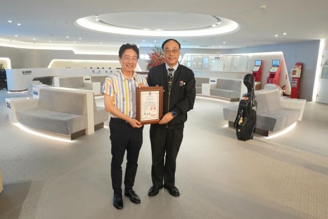 張正傑老師(左)音樂授權簽署儀式與臺灣港務公司周永暉董事長(右)合影。 張正傑老師(左)音樂授權簽署儀式與臺灣港務公司周永暉董事長(右)合影。