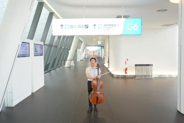 張正傑老師於高雄港旅運中心留影。 張正傑老師於高雄港旅運中心留影。