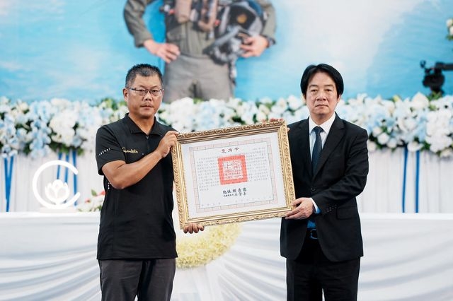 總統親頒褒揚令 表彰殉職空軍飛官盡忠職守與捍衛國土的忠勇精神。 總統親頒褒揚令 表彰殉職空軍飛官盡忠職守與捍衛國土的忠勇精神。