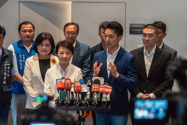 包括基隆、雲林、臺中、臺北四個縣市政府再次齊聚,就是要繼續攜手聯防及討論接下來包括食安法修法的相關意見。 包括基隆、雲林、臺中、臺北四個縣市政府再次齊聚,就是要繼續攜手聯防及討論接下來包括食安法修法的相關意見。