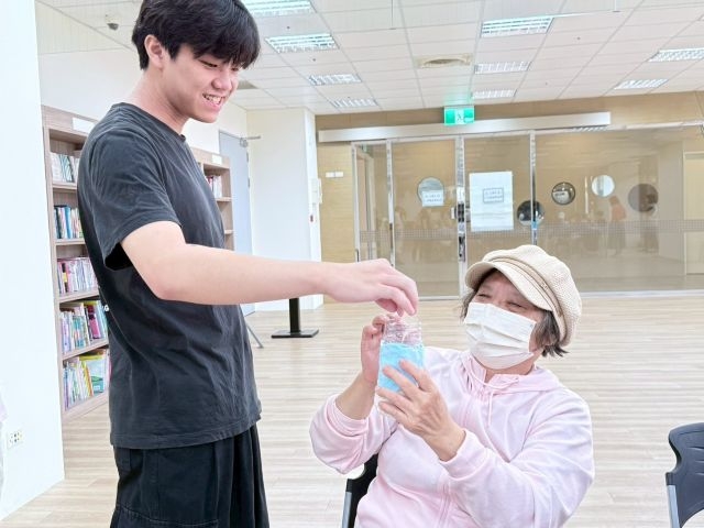 長輩與大學生交流自己製作的花瓶構想。 長輩與大學生交流自己製作的花瓶構想。