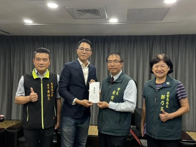 菊池市委請李宗霖議員及東區區長將丹娜絲風災善款交給黃偉哲市長。 菊池市委請李宗霖議員及東區區長將丹娜絲風災善款交給黃偉哲市長。