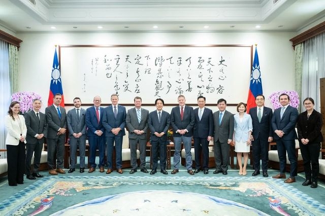 總統與「印太安全研究所」(IIPS)訪問團合影。 總統與「印太安全研究所」(IIPS)訪問團合影。