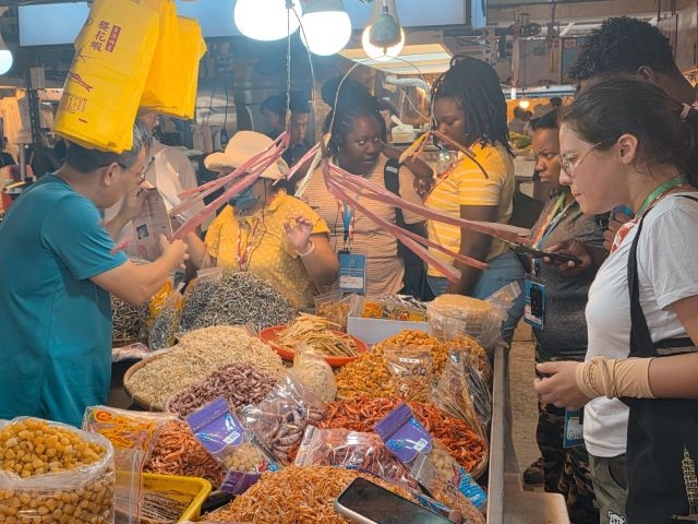 屏東東港青年壯遊點用海風、漁港與信仰，把臺灣說給世界聽