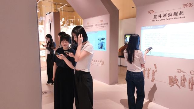 年輕朋友結伴到「自由花蕊展」聆聽語音導覽介紹臺灣民主發展歷史。 年輕朋友結伴到「自由花蕊展」聆聽語音導覽介紹臺灣民主發展歷史。