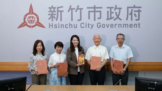 市長高虹安(中)與「新竹市文化風鼎獎」遴選委員於市府合影留念,左起為委員黃美娥、委員洪惠冠、市長高虹安、委員蔡仁堅、委員韋煙灶。 市長高虹安(中)與「新竹市文化風鼎獎」遴選委員於市府合影留念,左起為委員黃美娥、委員洪惠冠、市長高虹安、委員蔡仁堅、委員韋煙灶。