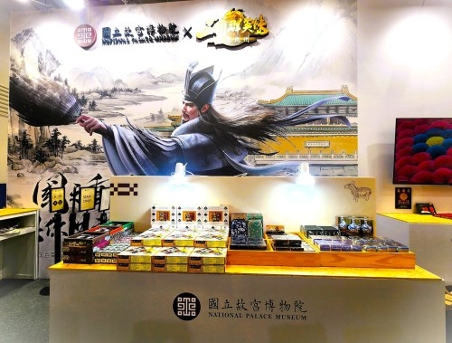 現場並推出跨界聯名新品、首發預購及人氣話題商品,展現故宮文物走入日常生活的更多可能。 現場並推出跨界聯名新品、首發預購及人氣話題商品,展現故宮文物走入日常生活的更多可能。