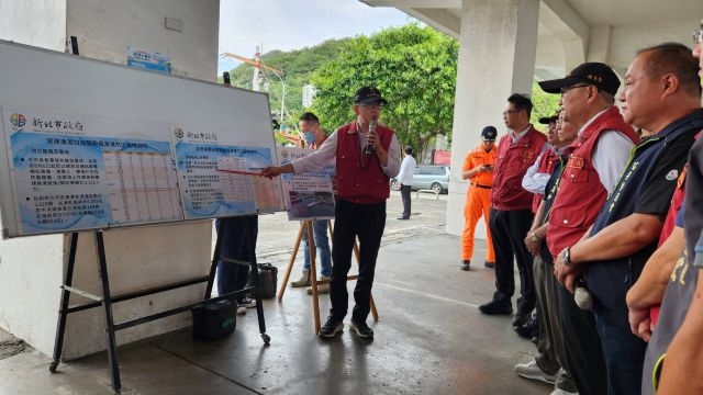 農業局長諶錫輝向侯友宜市長說明深澳漁港防颱整備情況。 農業局長諶錫輝向侯友宜市長說明深澳漁港防颱整備情況。