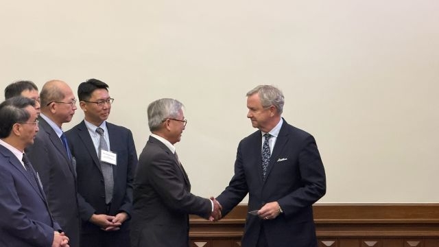 8月11日德州州務卿Robert Howden向本會吳主委致意。 8月11日德州州務卿Robert Howden向本會吳主委致意。