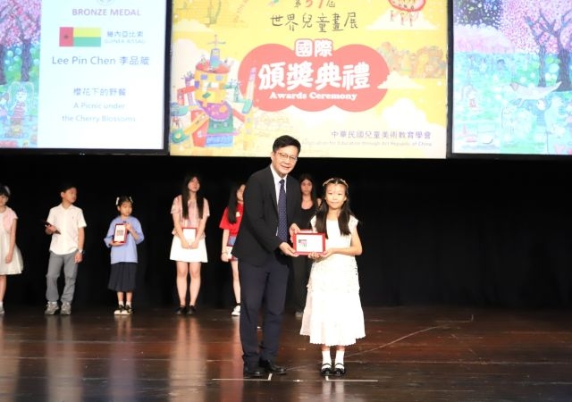 張廖萬堅次長頒發給國外得獎學生。 張廖萬堅次長頒發給國外得獎學生。
