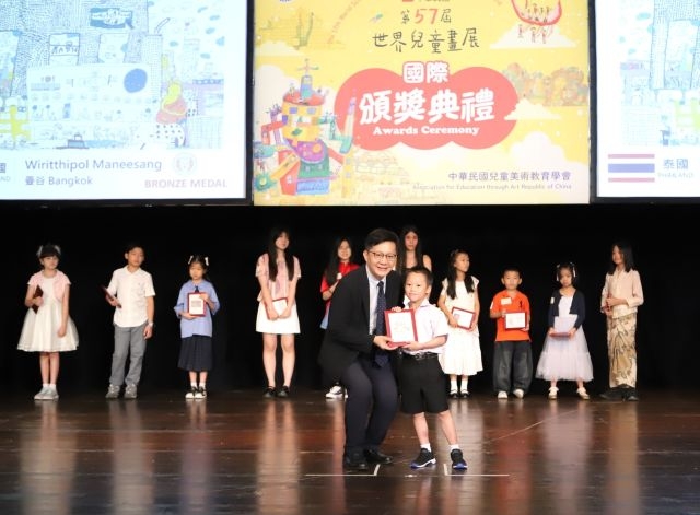 張廖萬堅次長頒發給國外得獎代表。 張廖萬堅次長頒發給國外得獎代表。