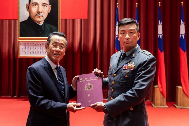 國防部長顧立雄頒發結業證書、績優學官獎狀,並為友邦學官頒授軍種獎章。 國防部長顧立雄頒發結業證書、績優學官獎狀,並為友邦學官頒授軍種獎章。