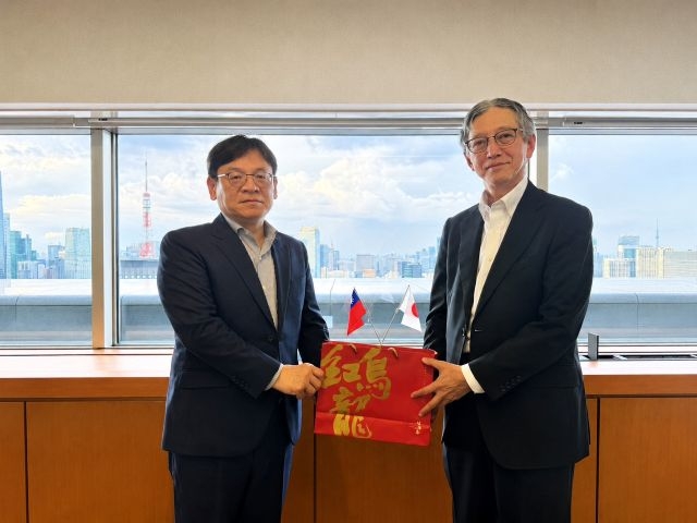 葉主委與NEC田中繁廣副社長紀念合影。 葉主委與NEC田中繁廣副社長紀念合影。