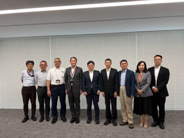 由左至右分別是:AIST片岡隆一理事、AIST田中良夫執行役員、G-QuAT堀部雅弘副中心長、AIST小原春彦副理事長、國發會葉俊顯主委、國發會產業處蕭振榮處長、國家發展基金管理會汪庭安執行秘書、國發會綜規處李佩育副處長等人。 由左至右分別是:AIST片岡隆一理事、AIST田中良夫執行役員、G-QuAT堀部雅弘副中心長、AIST小原春彦副理事長、國發會葉俊顯主委、國發會產業處蕭振榮處長、國家發展基金管理會汪庭安執行秘書、國發會綜規處李佩育副處長等人。