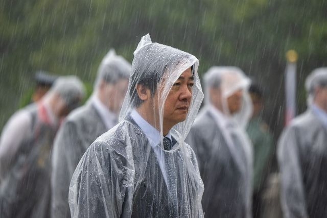 總統首先前往太武山公墓主持追思祭悼典禮,向殉國將士們上香、獻花、獻禮,並在司儀宣讀祭文後,率同陪祭及與祭人員行三鞠躬禮,對將士們為國家無私奉獻的精神,表達由衷追悼與感念。 總統首先前往太武山公墓主持追思祭悼典禮,向殉國將士們上香、獻花、獻禮,並在司儀宣讀祭文後,率同陪祭及與祭人員行三鞠躬禮,對將士們為國家無私奉獻的精神,表達由衷追悼與感念。