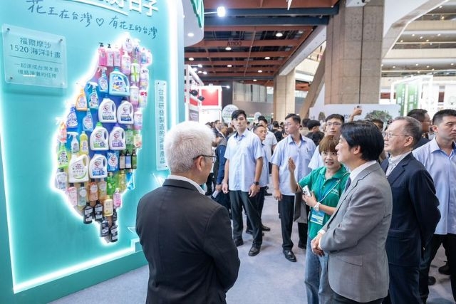總統與現場貴賓參觀展覽攤位,瞭解各界推行永續行動的成果。 總統與現場貴賓參觀展覽攤位,瞭解各界推行永續行動的成果。