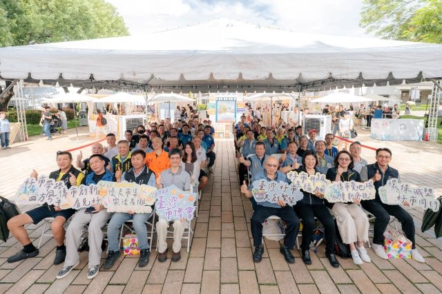 各市場、夜市代表蒞臨2026臺灣市博會中區場活動,邀請民眾前來體驗傳統市場攤商人情味。 各市場、夜市代表蒞臨2026臺灣市博會中區場活動,邀請民眾前來體驗傳統市場攤商人情味。