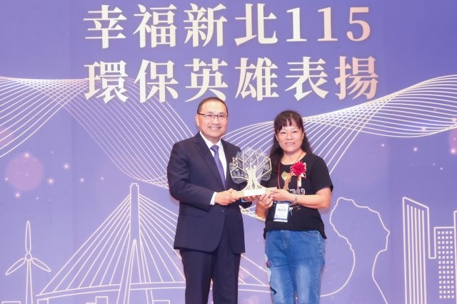 來自萬里區野柳里的蔡彩芳女士,榮獲「資源永續組」特優獎,長年推廣海洋保育。 來自萬里區野柳里的蔡彩芳女士,榮獲「資源永續組」特優獎,長年推廣海洋保育。