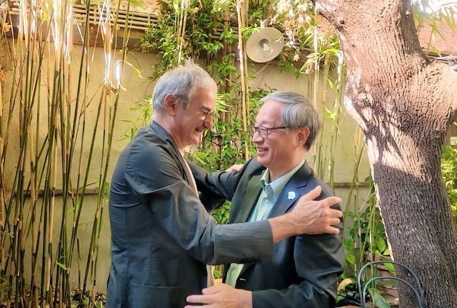 導演、編劇暨影評人奧利維耶・阿薩亞斯(Olivier Assayas,左)睽違42年再見到文化部長李遠(右),馬上獻上最溫暖的擁抱。 導演、編劇暨影評人奧利維耶・阿薩亞斯(Olivier Assayas,左)睽違42年再見到文化部長李遠(右),馬上獻上最溫暖的擁抱。