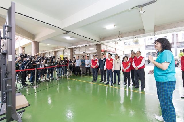 總統聽取高雄特殊教育學校概況簡介及防災教育簡報。 總統聽取高雄特殊教育學校概況簡介及防災教育簡報。