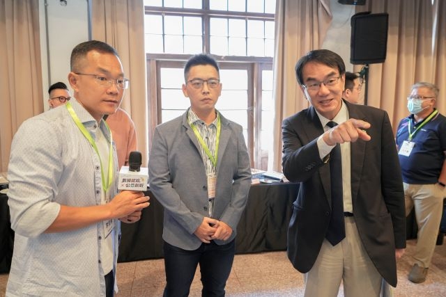 部長聆聽資料創新成果。 部長聆聽資料創新成果。