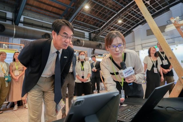 部長聆聽資料創新成果。 部長聆聽資料創新成果。