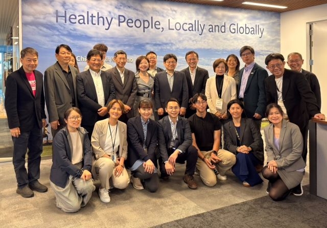 國發會葉俊顯主委、數發部楊佳玲次長率本團產官學代表,與UC Berkeley公共衛生學院院長呂淳祺及國發會選送赴柏克萊培訓之新創團隊合影。 國發會葉俊顯主委、數發部楊佳玲次長率本團產官學代表,與UC Berkeley公共衛生學院院長呂淳祺及國發會選送赴柏克萊培訓之新創團隊合影。