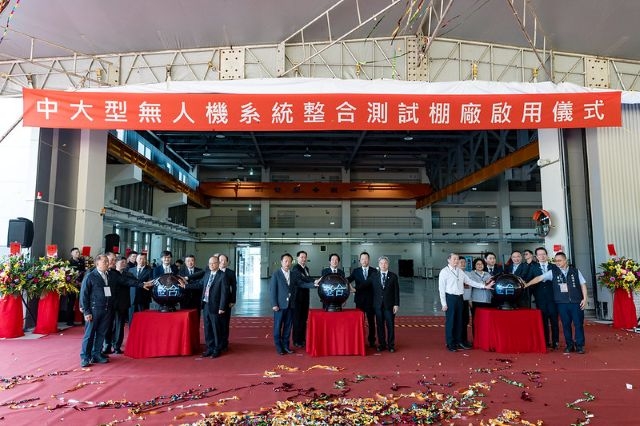 總統與現場貴賓一同進行動土及啟用儀式。 總統與現場貴賓一同進行動土及啟用儀式。