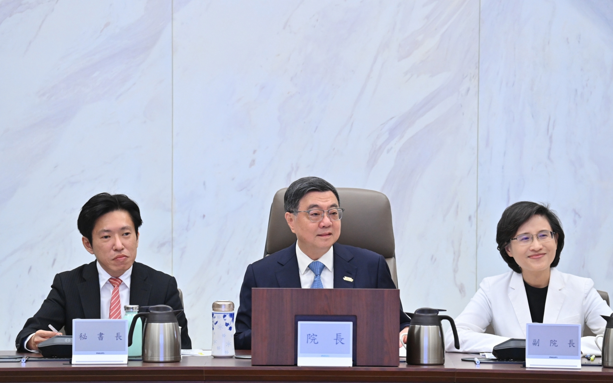 中:院長 卓榮泰 右:副院長 鄭麗君 左:秘書長 張惇涵(來源:行政院) 中:院長 卓榮泰 右:副院長 鄭麗君 左:秘書長 張惇涵(來源:行政院)