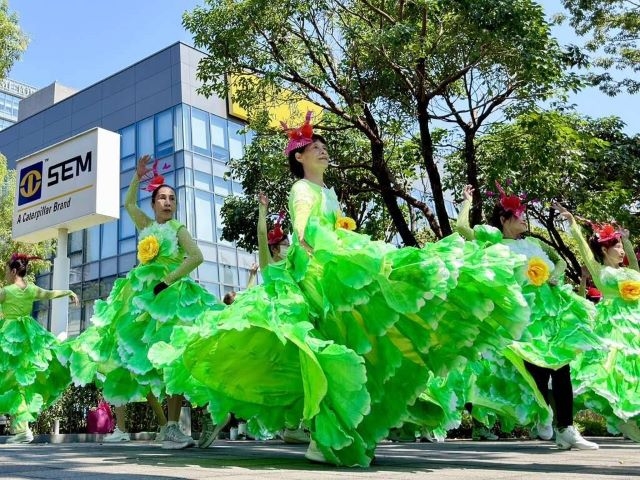 舞动翠绿平原!关渡舞蹈班以绿丝裙与红色回收头饰,火热展现关渡人的奔放活力 舞动翠绿平原!关渡舞蹈班以绿丝裙与红色回收头饰,火热展现关渡人的奔放活力