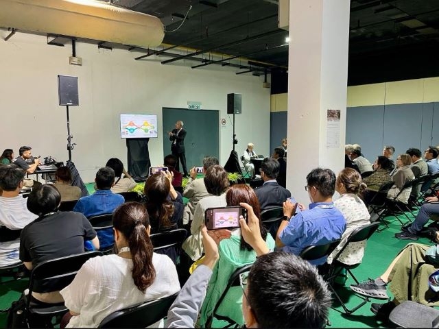 文化部文化資產局長陳濟民參與大會平行會議,分享臺灣文化資產防災的實務經驗,介紹數位科技於文化資產防災及風險管理上的整合應用,臺下座無虛席 文化部文化資產局長陳濟民參與大會平行會議,分享臺灣文化資產防災的實務經驗,介紹數位科技於文化資產防災及風險管理上的整合應用,臺下座無虛席
