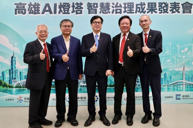 合作夥伴Linker Vision(鑫蘊林科)市場開發總監王議霆與中華電信副院長王景弘,分別分享高雄透過數位孿生技術、打造City Agent新典範 合作夥伴Linker Vision(鑫蘊林科)市場開發總監王議霆與中華電信副院長王景弘,分別分享高雄透過數位孿生技術、打造City Agent新典範