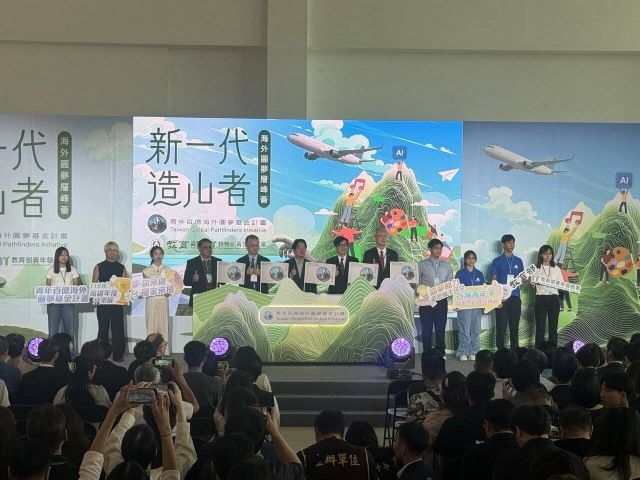 高雄市市長陳其邁、教育部次長劉國偉、外交部次長吳志中、原住民族委員會副主任委員杜張梅莊、國防部次長陳文星、僑務委員會副委員長賴麗瑩等亦出席是項活動 高雄市市長陳其邁、教育部次長劉國偉、外交部次長吳志中、原住民族委員會副主任委員杜張梅莊、國防部次長陳文星、僑務委員會副委員長賴麗瑩等亦出席是項活動