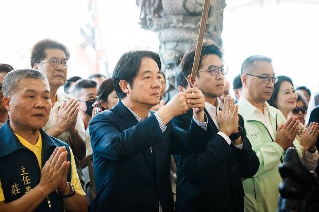 總統前往「天母三玉宮」參香祈福