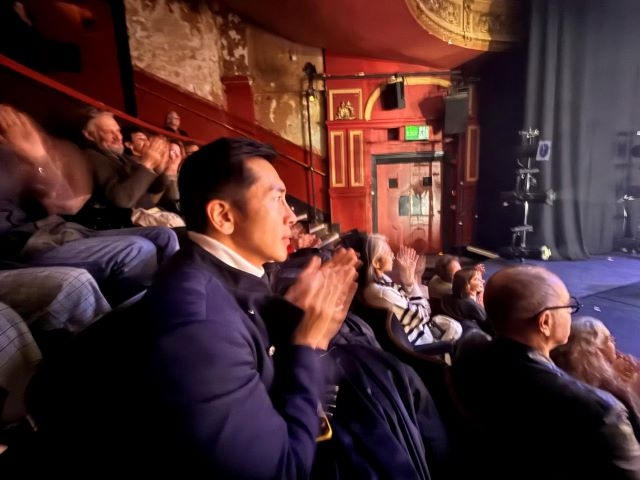 觀眾報以熱烈掌聲回應「身體處方」的精彩演出(文化部駐英國代表處文化組提供) 觀眾報以熱烈掌聲回應「身體處方」的精彩演出(文化部駐英國代表處文化組提供)